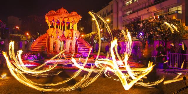 Fête Du Citron® à Menton : Jeu de lumières avec les motifs d'agrumes dans les jardins Biovès