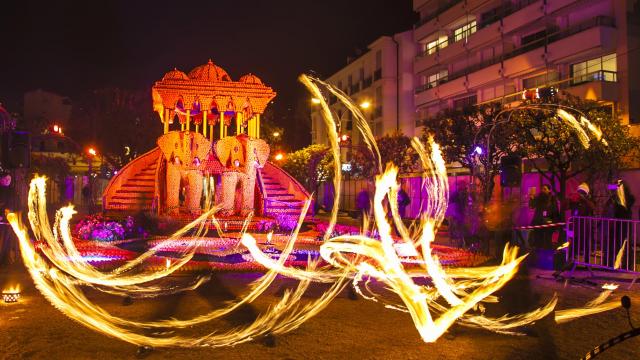 Fête Du Citron® à Menton : Jeu de lumières avec les motifs d'agrumes dans les jardins Biovès