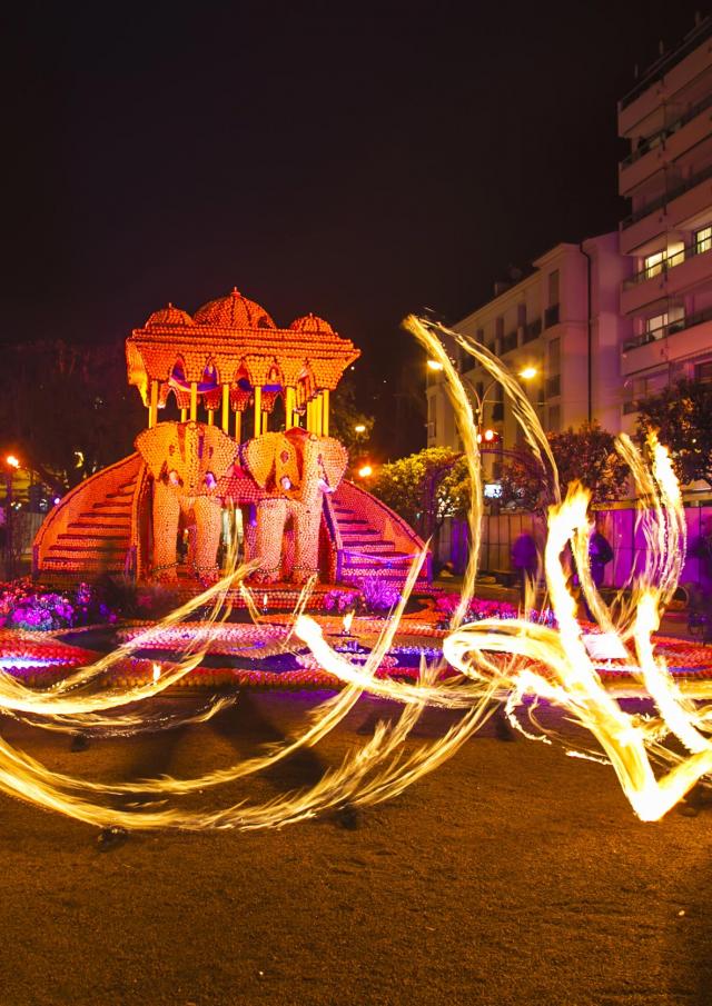 Fête Du Citron® à Menton : Jeu de lumières avec les motifs d'agrumes dans les jardins Biovès