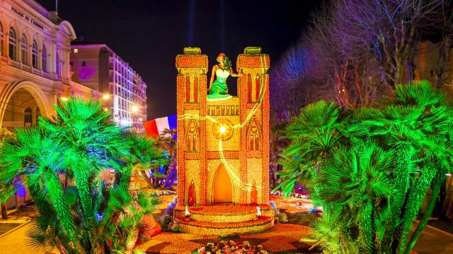 Fête Du Citron® à Menton : Motif d'agrumes dans les jardins Biovès pendant la nuit