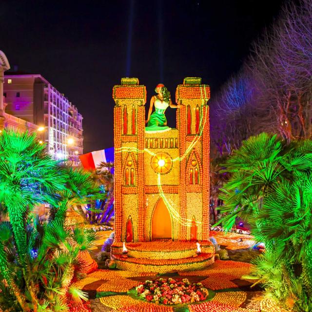 Fête Du Citron® à Menton : Motif d'agrumes dans les jardins Biovès pendant la nuit