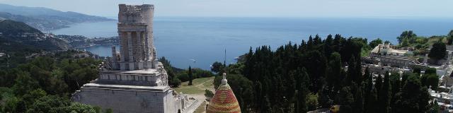 Vue sur le Trophée d'Auguste et l'Eglise Saint-Michel