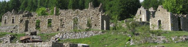 Massif de l'Authion : char et ruines (Moulinet)