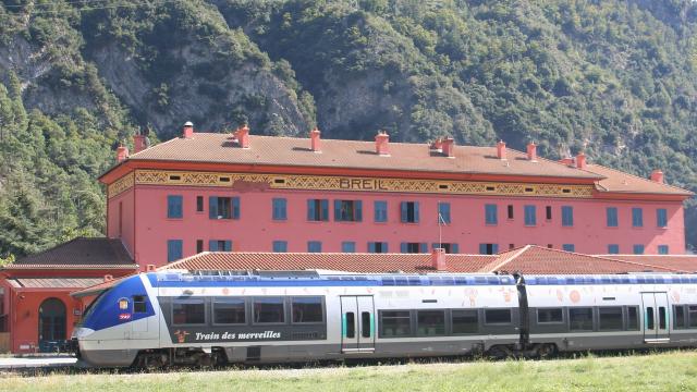 Train Des Merveilles Devant La Gare De Breil Sur Roya