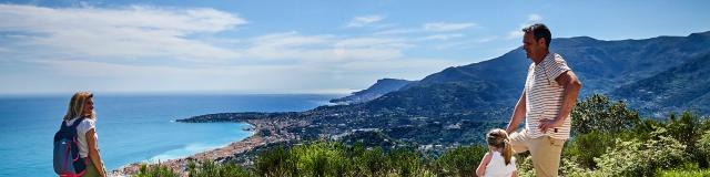 Famille pratiquant la Randonnée entre terre et mer