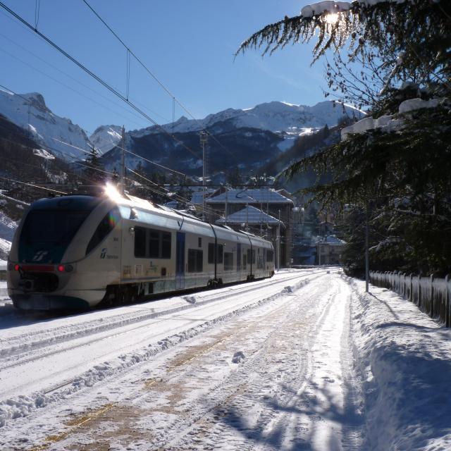 Train sous la neige à Limone