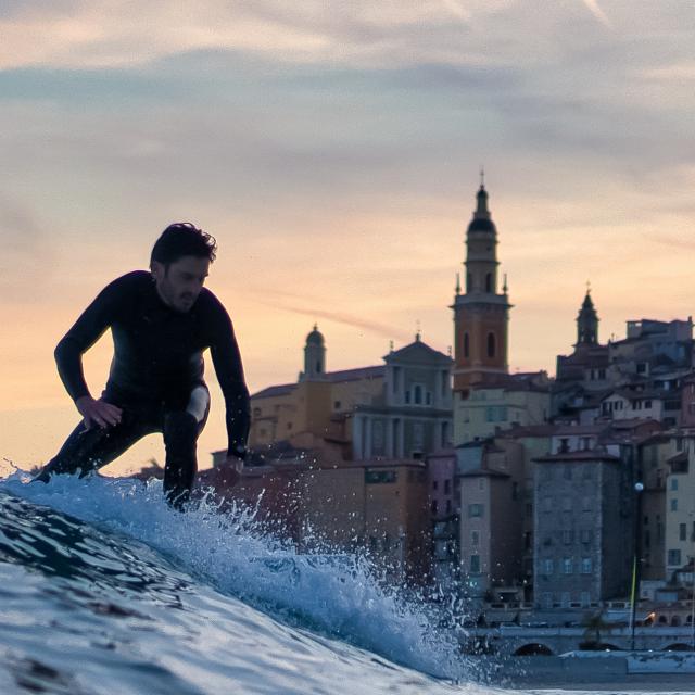 Un surfeur à Menton