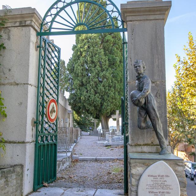 Statue de William Webb Ellis à l'entrée du cimetière du Vieux-Château à Menton