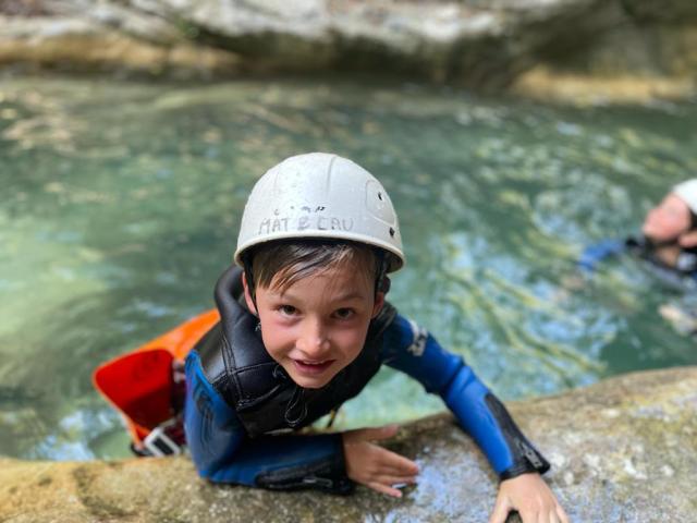 Enfant dans la rivière à faire du canyoning à Breil sur Roya