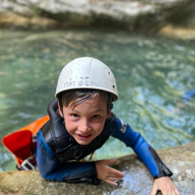 Enfant dans la rivière à faire du canyoning à Breil sur Roya