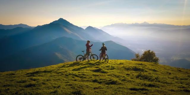 Deux personnes en haut d'une colline à VTT