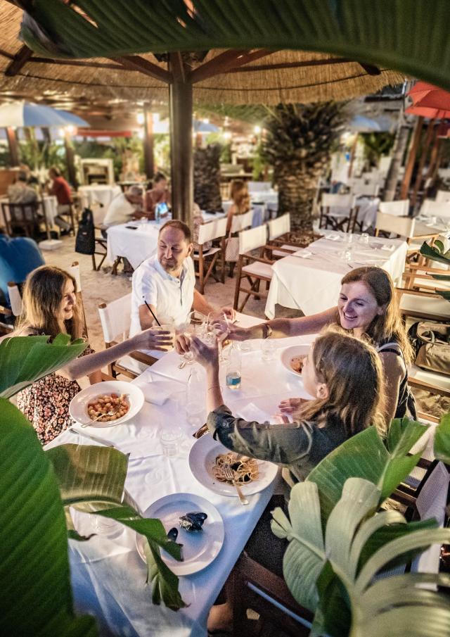 Diner En Famille A Menton Pango Visual 1