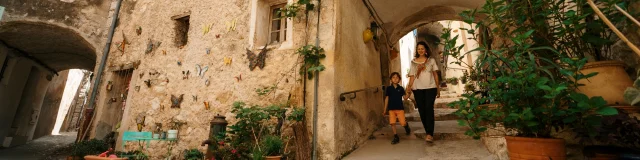 Mere Et Fils (famille) Se Promenant Dans Les Ruelles De Gorbio